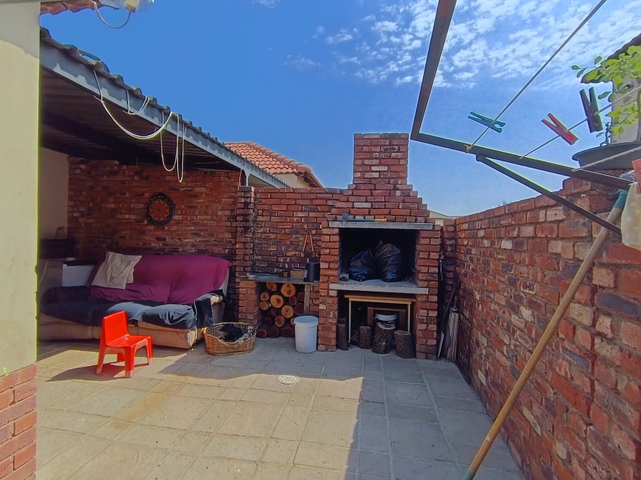 2 Bedroom Property for Sale in Waterval East North West